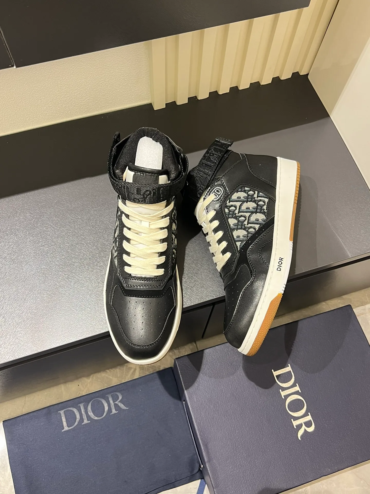 Men's shoes 💰p460 "Dio*" mid-top B27 casual sneakers. This B27 high-top sneaker is a new product in the series and continues Di*r's classic style. Crafted from gray and white smooth calf leather with beige and black Oblique print panels on the sides. The "CD Icon" shaped shoelace eyelets are clever and delicate, and the two-color rubber sole, rear collar and heel are all equipped with the brand's iconic details to enhance the style. Oblique printed straps at the ankle allow for an adjustable fit to complement the overall design. Fashionable and versatile, it can complement any look. Create an exquisite design with unique dynamic vitality and modern atmosphere, presented in low-top and high-top styles. This new must-have shoe adds a new dimension to Dior's archive heritage, embodying modern elegance. Purchase the original version and make it 1:1. If you need top quality, please come to me! Male 38-44!
